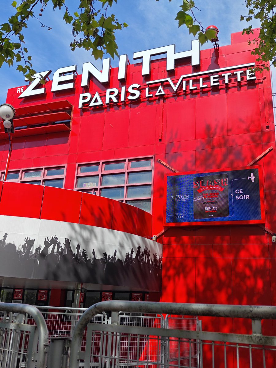 Last show of the Tour tonight gig #France #Paris 🇫🇷 @zenith_paris #theriverisrisingtour 2024 @slash feat @MylesKennedy and #TheConspirators @brentfitz @franksidoris @todddammitkerns #BrentFitz #toddKerns #frankSidoris #MylesKennedy #Slash #smkc