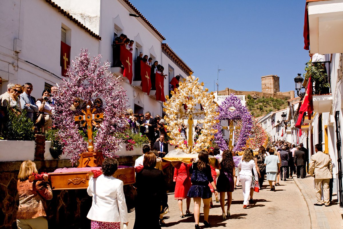 🌸✝️🌸 Del 1 al 4 de mayo se celebra la Fiesta de #LaSantaCruz en la localidad de #Feria (Badajoz). No te pierdas esta Fiesta de Interés Turístico con sus espectaculares cruces de flores por todo el pueblo. @cultura_EXT