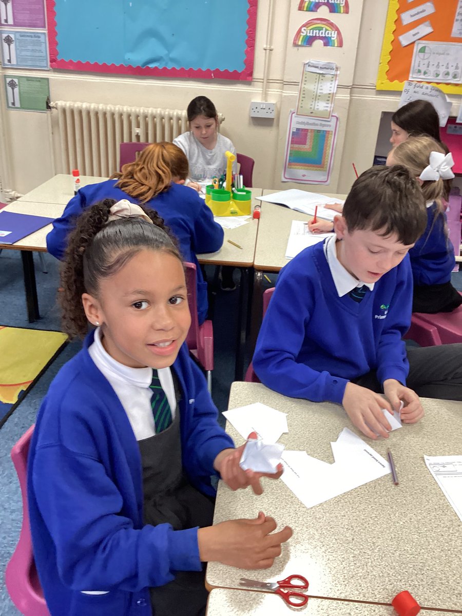 Last week Y4 investigated ways to create their own shell structures using 3D shape nets! 📦📓🏗 #designandtechnology