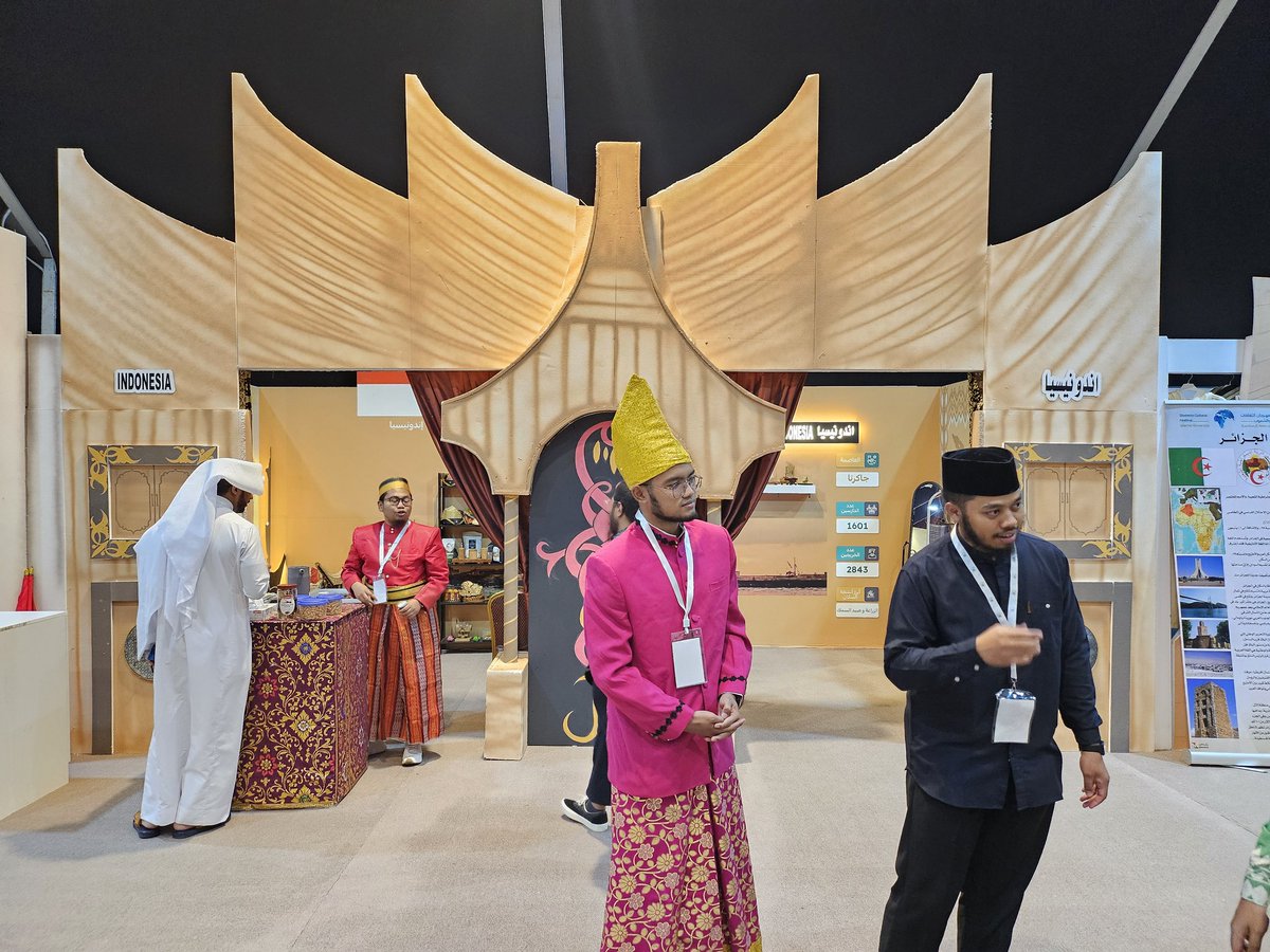 Attending the opening ceremony of International Cultural Festival held by Islamic University of Madinah. Indonesian Students are amomg participants by opening the booth showcasing the beuty of the country.