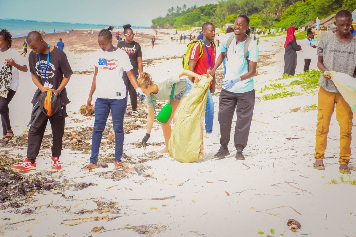 the3REs's tweet photo. We came together to #BeatPlasticsPollution in our oceans to make a real difference to our beloved Nyali beach.Over 700 kgs of each piece of litter picked up was a commitment towards a cleaner oceanline. @EcoPrints_ @Baharia_Ninja @swahilipothub @CloseTheGapInt @WWF_Kenya https://t.co/gL9390rUtp