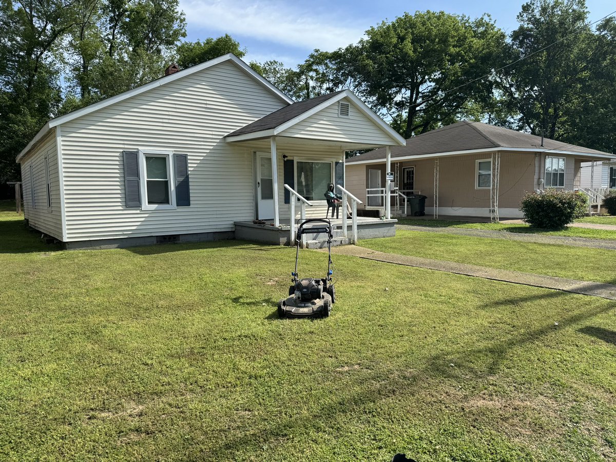 This morning I had the pleasure of mowing Ms. Scott’s lawn . It was great seeing her again , she’s doing well! Making a difference one lawn at a time .