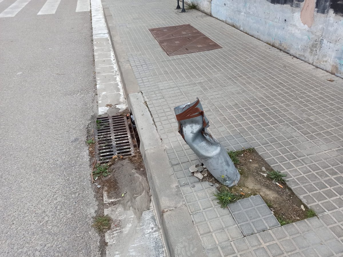 JordiSeguer's tweet photo. Tenim un govern, més pendent de la política d'aparador, de l'autobombo i la fotografia, que s'oblida d'un bon manteniment a la via pública.

Fa més d'un any i mig que fanals de Mirador de Gallecs, en una zona amb manca de llum, o davant la Sínia estan sense reparar #Parets https://t.co/HHQKuLMPey
