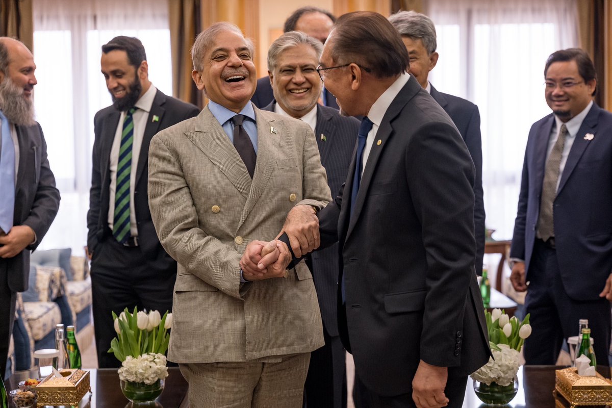 Turut mengadakan pertemuan dengan Perdana Menteri Pakistan, Shehbaz Sharif bersama-sama delegasi Pakistan di hari terakhir Mesyuarat Khas Forum Ekonomi Sedunia (WEF) di Riyadh. Saya dan PM Shehbaz menyatakan komitmen untuk memperkukuh kerjasama dan perkongsian strategik antara