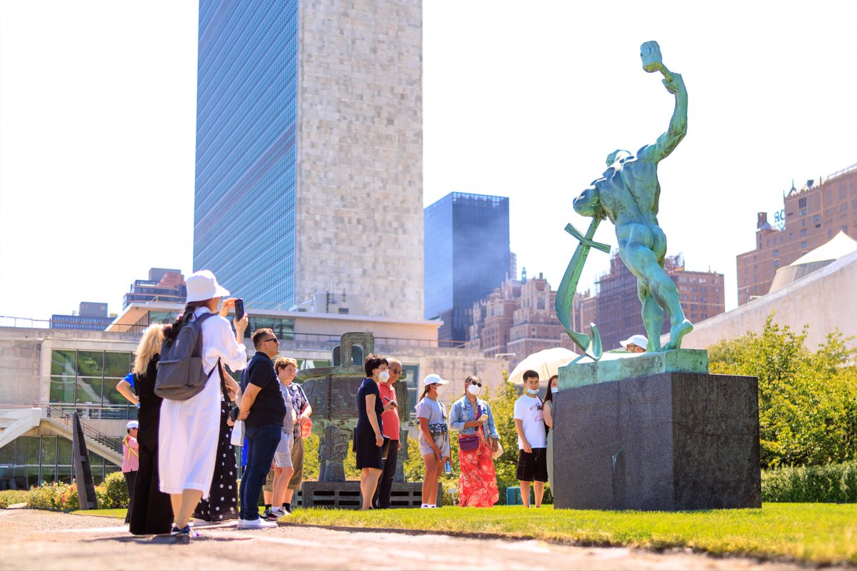 Pictured is a bronze sculpture titled 'Let Us Beat Our Swords into Ploughshares', a gift presented to the @UN by the Soviet Union in 1959. Next to the bronze sculpture stands the Treasure Tripod (世纪宝鼎), a gift from #China to the #UN on its 50th anniversary in 1995. #VisitUN