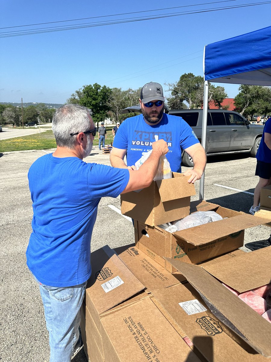 We’re fighting hunger & feeding hope again at the Light On The Hill’s Monthly Mega Mobile Food Pantry event! 👏🏻 Our team was on meat & milk duty today! 🥛 🍖 
#kpubvolunteers #fightinghunger