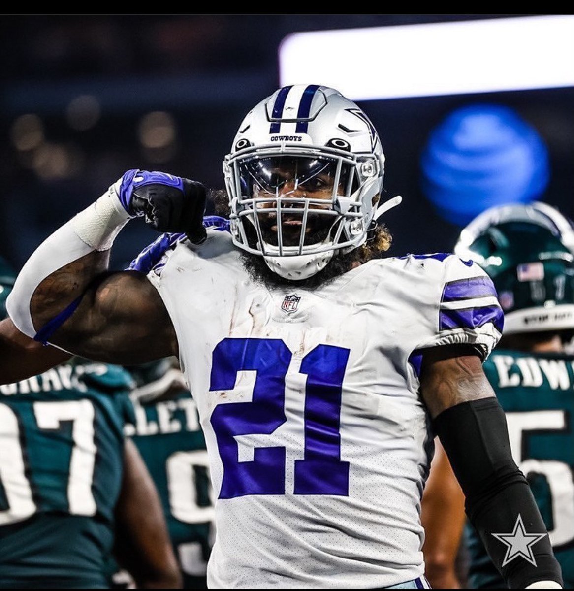 𝐔́𝐋𝐓𝐈𝐌𝐀 𝐇𝐎𝐑𝐀: Ezekiel Elliot regresa con los Cowboys con un contrato por 1 año y $3 MDD y $2 MDD garantizados. Lo único que queda pendiente es su examen físico. Zeke back 🥣