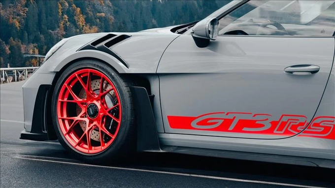 Porsche, Goodyear lastiklerini 911 GT3 RS modelinin orijinal ekipmanı (OE) olarak seçti. 

Şirketten yapılan açıklamaya göre Goodyear lastikleri, Porsche'nin 911 GT3 RS modelinde standart olarak yer alacak. 

#Porsche #Goodyear