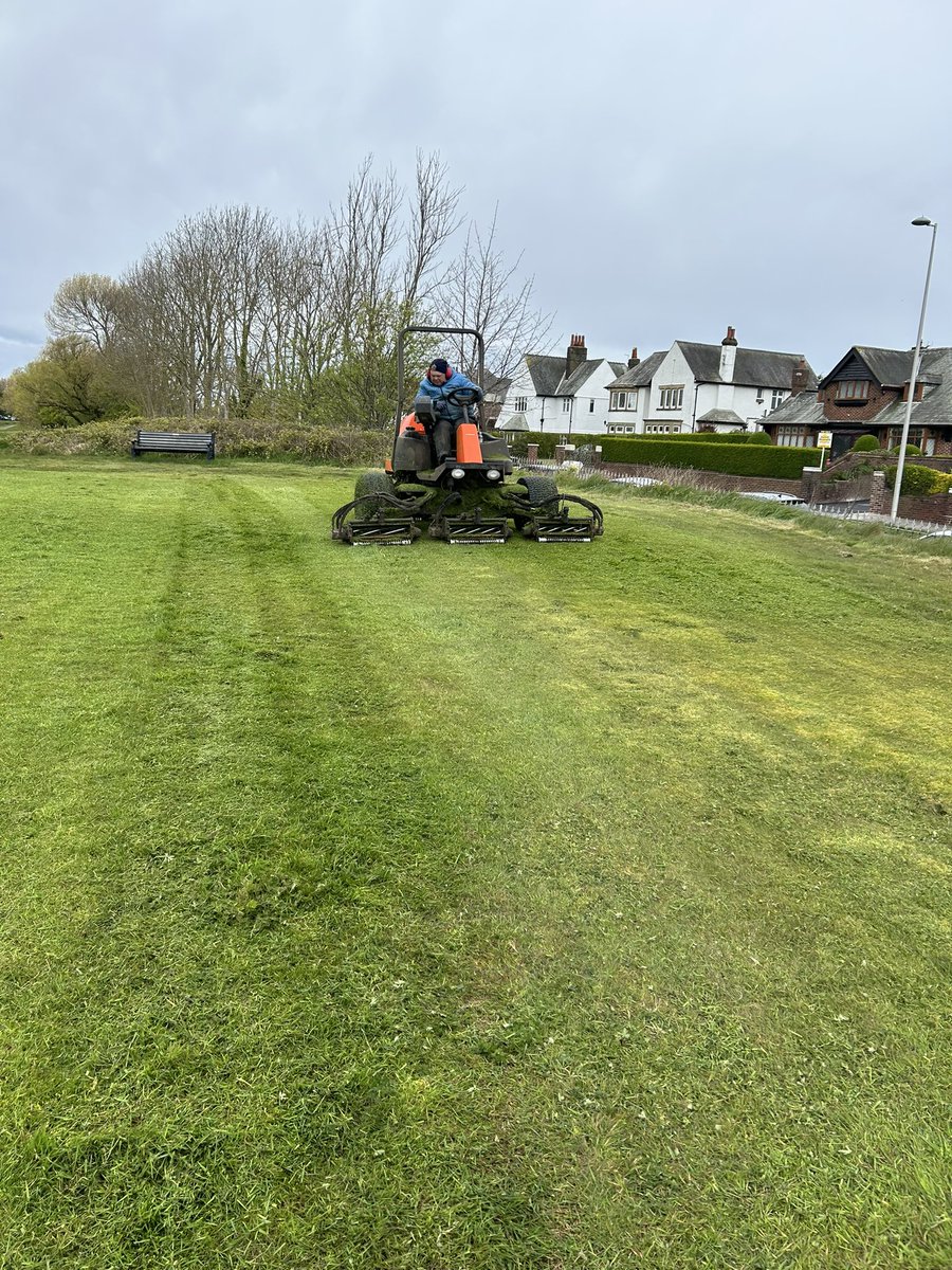 Team was making the most of the dry weather with cutting the tee tops today, And with forecast rest of the week things look to get warmer! 🏌️‍♂️🌤️🙌

#linkgolfuk #stanleypark #blackpool #golfcourse
