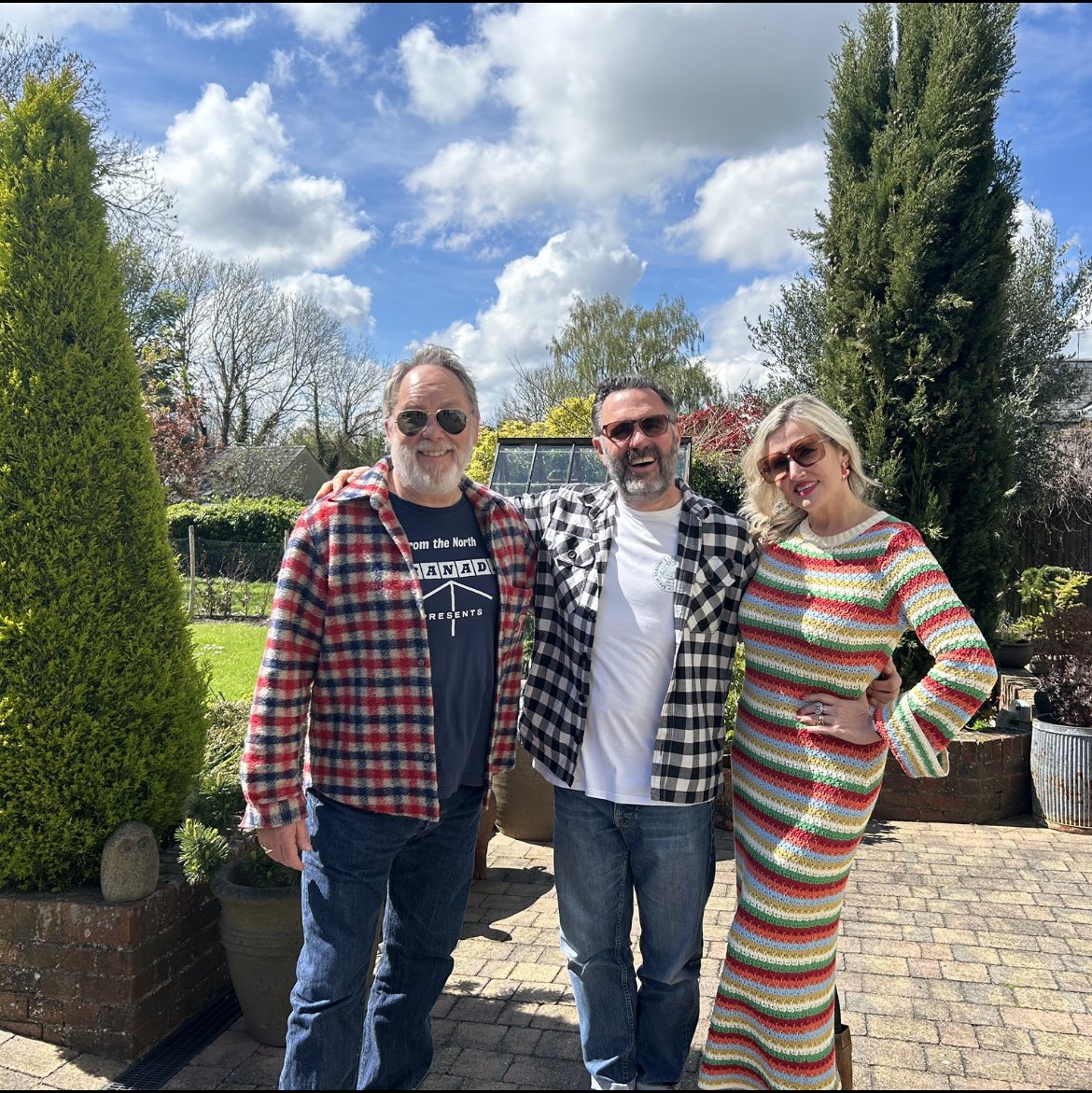 A lovely day chatting to our good friend Shaun Keaveny about our new show #paintingbirdswithjimandnancymoir in our garden with the birds singing for his podcast, Daily Grind, coming soon. @shaunwkeaveny @JamesMoir10