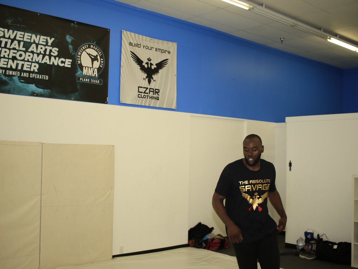 Jakori Savage takes his training to another level at McSweeney Martial Arts in Plano, Texas, rocking that Gold shirt by CZAR CLOTHING#CZARTraining #BuildYourEmpire #CzarClothing #fitness #athleisurewear #mma #mmaczar #mmatraining #mmafighter #ufc #workout #fashionfitness #fighter
