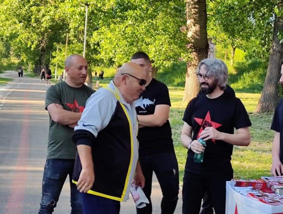 Штипјани со поддршка за изборната програма на Левица. ✊🏻

🚩 Претседателот на Левица, проф. Димитар Апасиев, заедно со членовите на Левица - Штип, остварија средба со жителите на Штип.

#НеподмитливитеВоСобранието ❤️
#Заокружи5 5️⃣

facebook.com/share/p/9uQtys…