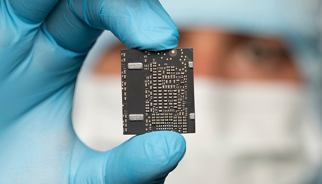 Thanks to ZEISS technologies #microchips are getting even more powerful – with no increase in energy consumption. 📱 Energy-efficient microchips are the basis for green technologies such as photovoltaics, wind turbines as well as electromobility 💚 #Sustainability