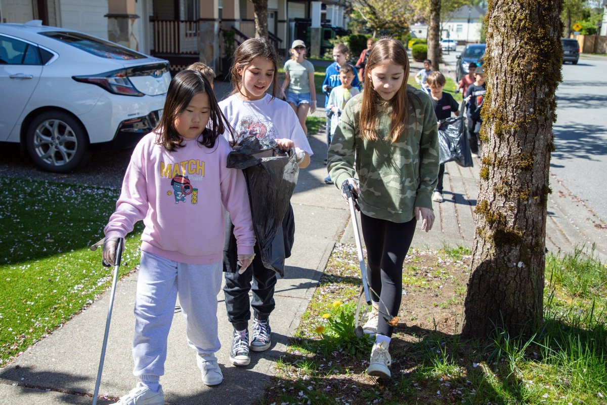 💚 Students from @sd42news showed the earth and their community love with an Earth Day cleanup! 🚮 🌎 #bced buff.ly/3JxIIGG