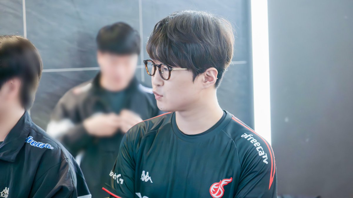 240430_302 #오늘도유영혁

오리세여...?🐤