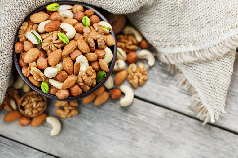 Almonds and many other nuts contain vitamin E which is a fat-soluble vitamin that plays an important role in boosting immunity and is just as important as vitamin C #almonds #almondlove #healthysnacks #protein #nutlovers #nutselection #nutrients