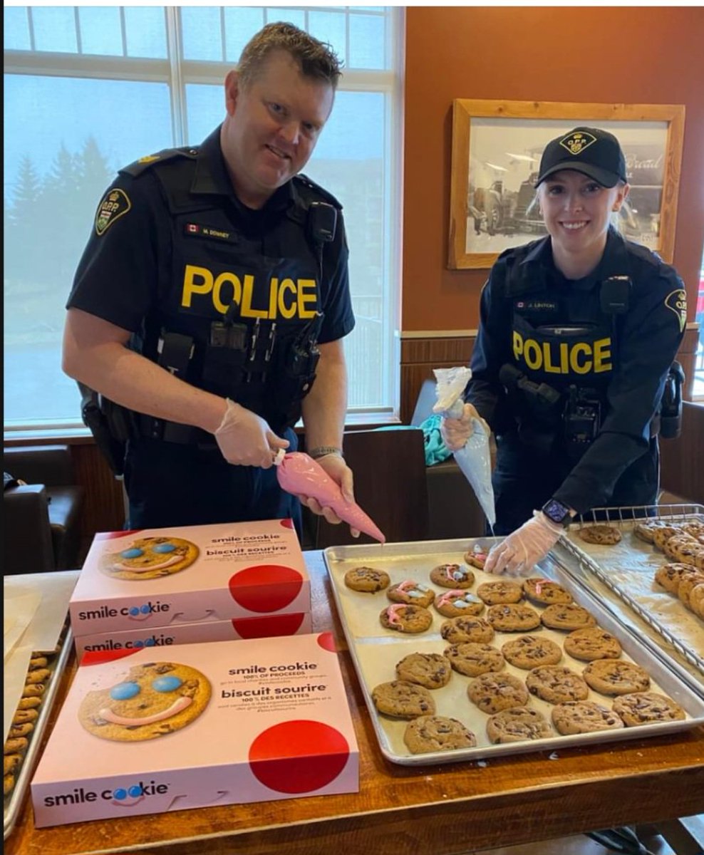 Officers in Huntsville kindly helped out for a great cause. Have a smile cookie for a local charity 😊 #Hvilopp