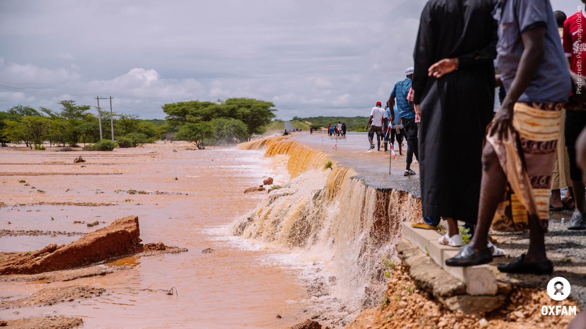 🇰🇪 Heavy rains and #flooding have killed hundreds of people and displaced thousands in #Kenya. 
Oxfam and partners are calling for more funding to scale up the response as heavy rains are expected to continue.