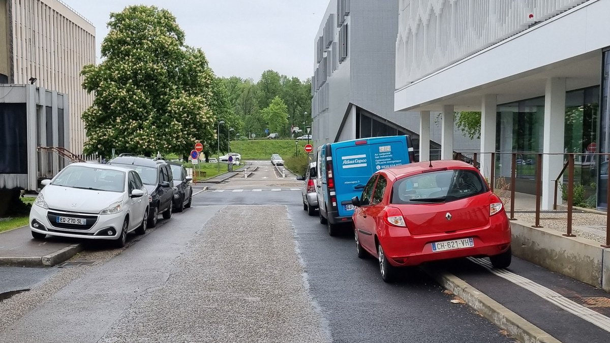 LadouaV's tweet photo. #GCUMdOR #JecumeLesGCUM sur trottoirs, rail de guidage (pour personnes malvoyantes ou aveugles), et bloquant le piste cyclable au fond @UnivLyon1 https://t.co/seCH4HWYeS