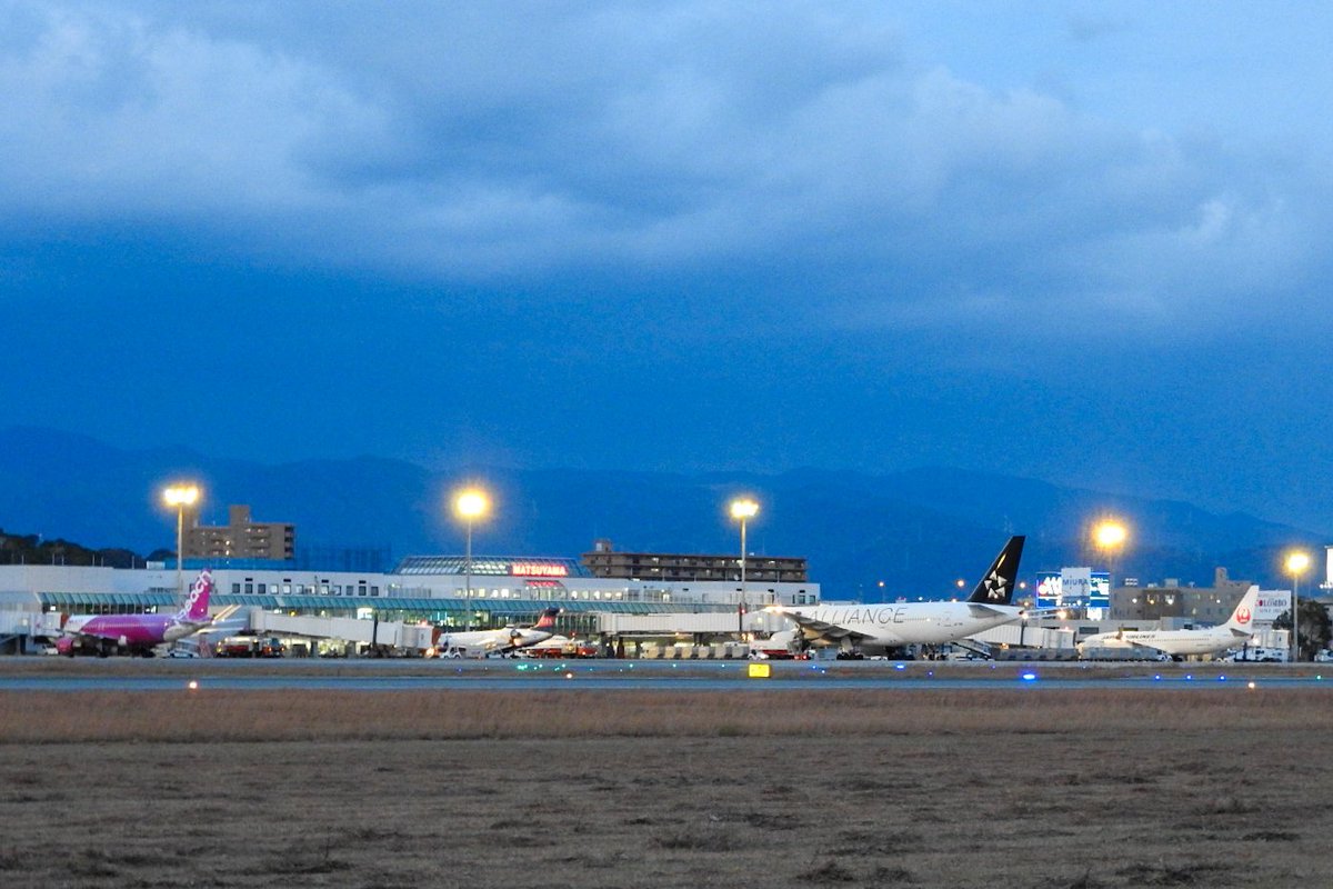 【衝撃】懐かしすぎる、、、 今から5年半前の2018年の冬の松山空港 今はなきANA777スタアラに撤退済みのピーチとアイベックスが並んでいるという、もう松山では二度と見れない光景。