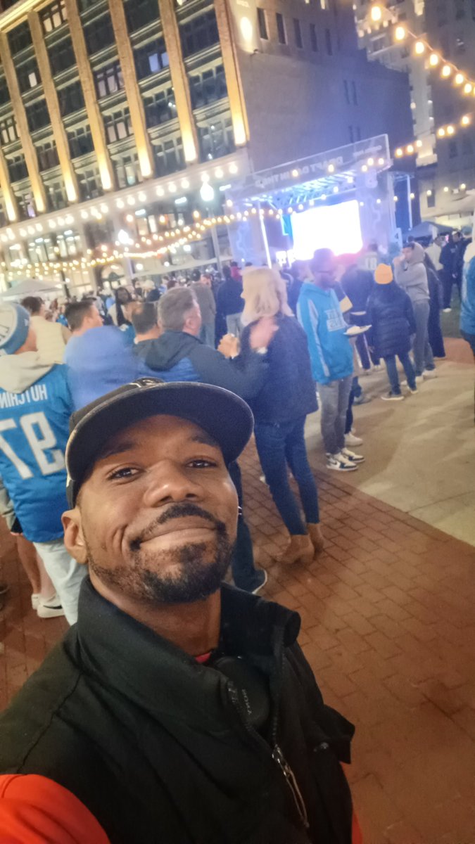 Oh yeah, I was one of the 700,000 plus people down there at the #NFLDraft and my city did that. It was all love and good vibes. #Detroit #DetroitCity