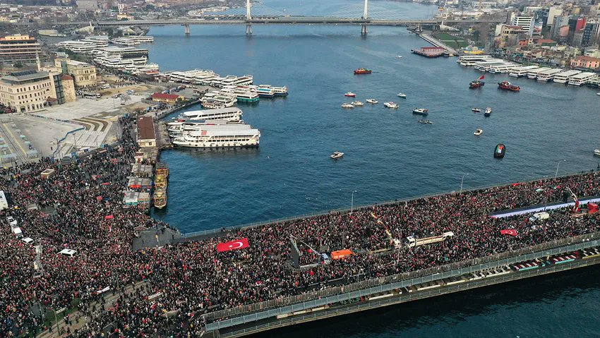 İçişleri Bakanı Ali Yerlikaya turizm, ulaşım vb. gibi gerekçelerle 1 Mayıs'ın Taksim'de yapılmayacağını söyledi. Ancak 1 Ocak'ta Erdoğan'ın kızlarının damatların da katıldığı TÜGVA'nın öncülük ettiği Filistin mitingi turizmin merkezi Eminönü ve Galata köprüsünde yapılmıştı