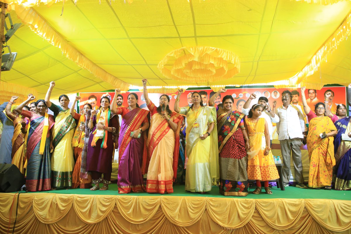 jyothsna_tdp's tweet image. Today's #MahilaBheri in #Kondapi was a display of unyielding strength and unity! Women across the constituency rallied behind our dynamic #TDPJSPBJPTogether candidates, Sri Dola Bala Veeranjaneya Swamy Garu and Sri Magunta Sreenivasulu Reddy Garu, poised for a monumental victory