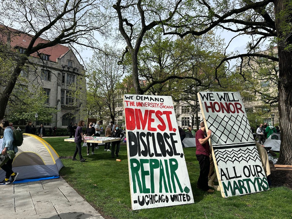 BREAKING: University of Chicago students join nationwide protest by setting up encampment in solidarity with Gaza. The camp is called UChicago Popular University for Gaza, located on main quad.