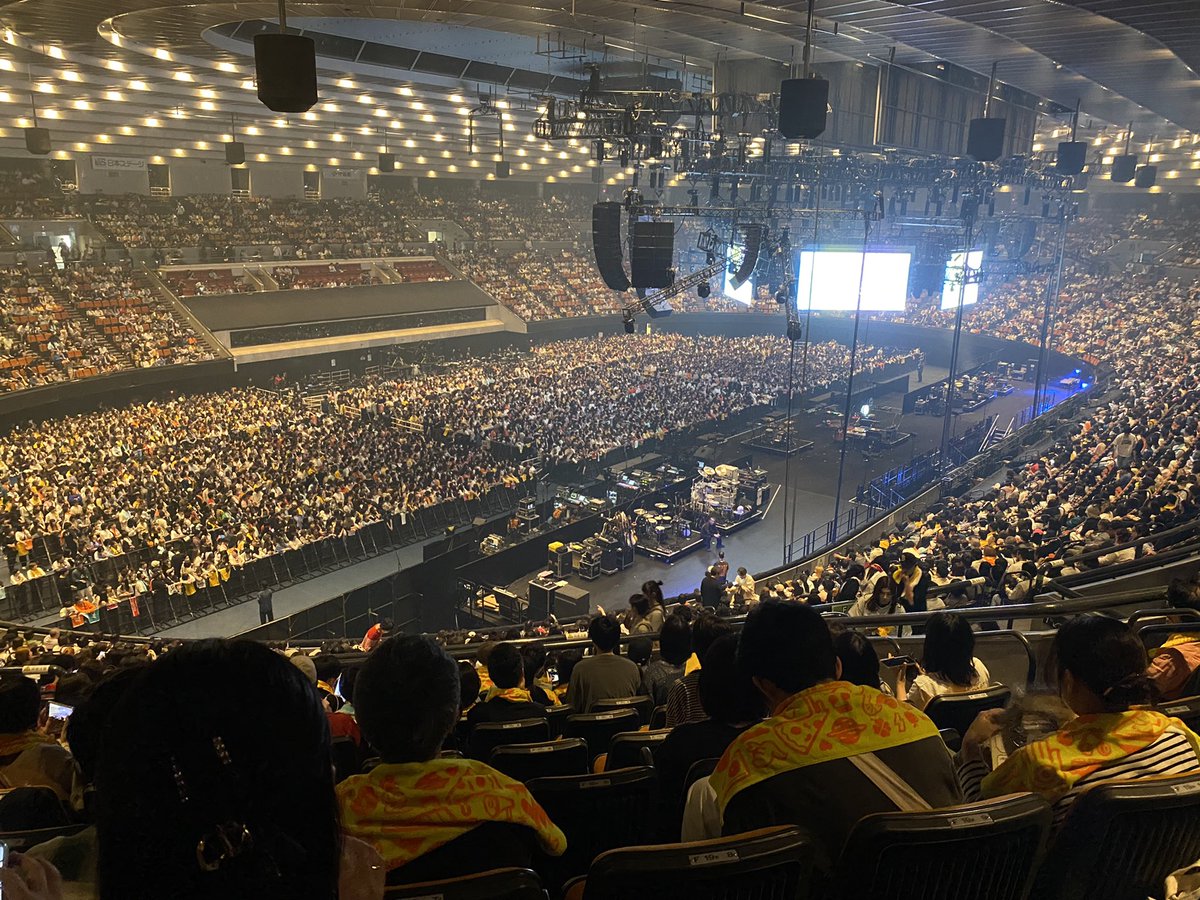 jikuasi's tweet photo. 今日のアジカンはアウェイ気味な様子でして、

君という花で「らっせー！らっせー！」
したの大阪城ホール内で自分だけで、周りに何コイツって顔で見られて恥ずかしくなり

そのあと転がる岩でイントロから終わりまで大号泣してしまう、情緒揺れ動かされまくりのステージでした😀

#リクステ　#FM802 https://t.co/9dS5iNjdcX