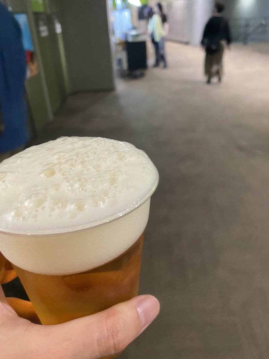 jikuasi's tweet photo. 今日のアジカンはアウェイ気味な様子でして、

君という花で「らっせー！らっせー！」
したの大阪城ホール内で自分だけで、周りに何コイツって顔で見られて恥ずかしくなり

そのあと転がる岩でイントロから終わりまで大号泣してしまう、情緒揺れ動かされまくりのステージでした😀

#リクステ　#FM802 https://t.co/9dS5iNjdcX