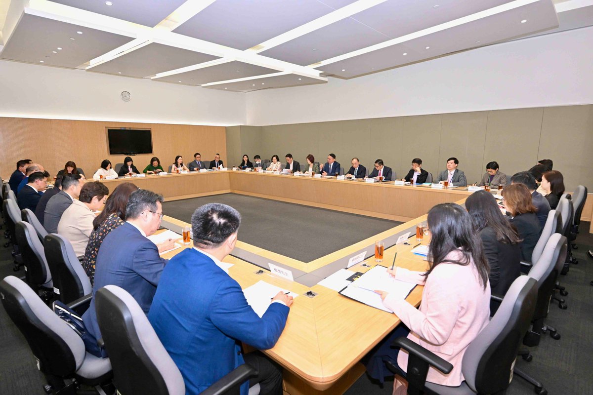 The Working Group on #PatrioticEducation under the Constitution & Basic Law Promotion Steering Committee holds its first meeting, with a view to harnessing collective wisdom and insights on the work strategy, direction and plan news.gov.hk/eng/2024/04/20…