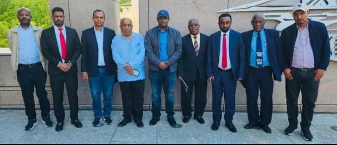 Hager179553222's tweet photo. ረጅም እድሜ ከጤና ጋር ለዲ/ን ዳንኤል ክብረት። በየግዜው የሚጽፉት በግምኛ በሽታ የተለከፉትን ዛራቸውን አስነስቶ ያስጓራቸዋል። ይህ አራት መቶ ሽፍታ በአምስት መቶ አለቃ ሲመራ ትእዛዝ ተደባልቆበት ወዴት እንደሚሄድ ጠፍቶት በየገዳሙ የመነኮሳቱን ስንቅ እንደ አንበጣ እያጠፋ ነው። 500 አለቆቹ በዳያስፖራ ያሉት አልበቃ ብሎ ከሰሞኑ ገዱን ጨምሮ በርከት ያሉት አሜሪካ ሊመሽጉ ቢያቀኑም አንድ አማራ ግንባሩና ሃይሉ በጥርጣሬ እየተመለከታቸው ነው። አይ ምሽግ እቴ አሉ እማማ ባንቺ አምላክ!! ነፍስ የማዳን ጉዞ ወደ አሜሪካ 😂😂😂
