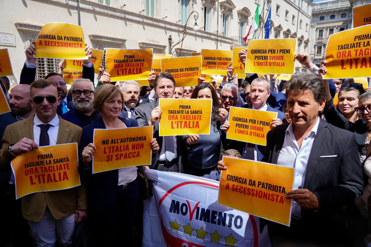 In Parlamento ci stiamo battendo con tutte le forze contro lo scellerato progetto di Autonomia con cui Meloni e sodali vogliono fare a pezzi l’Italia. Siamo andati anche a Palazzo Chigi per smascherare i finti “patrioti”: Meloni - “detta Giorgia” per ingannare meglio gli…