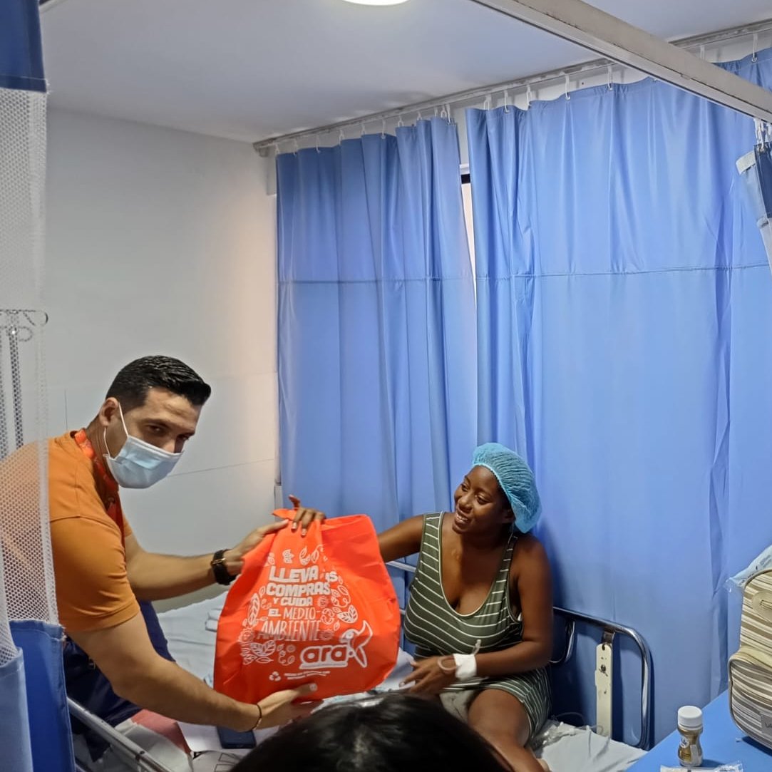 Gracias a Jerónimo Martins (Tiendas ARA) por el apoyo a nuestras usuarias, a quienes en esta oportunidad hicieron entrega de kits para recién nacidos.