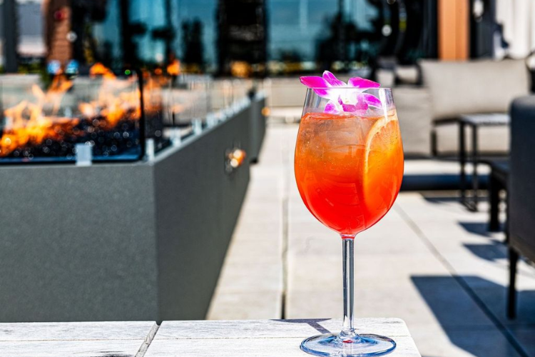 Dining & drinking with a view? Yes please! | #TheList’s list of rooftop dining ☁️
#HushRooftopBar + @theimperialdc + @ICSHDC + @JackRoseinDC + @Kimpton + @lostsocietydc + @Atlas_Group + @PendryHotels + @OkuSushi + @OfficinaDC + #TheWatermarkHotel ++

thelistareyouonit.com/buzz/up-on-the…