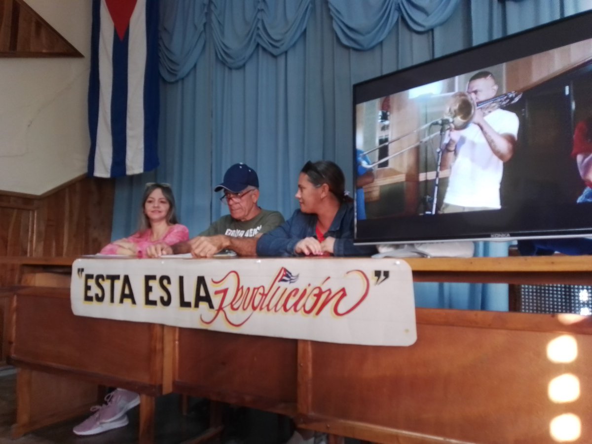 GarciaNorlen's tweet image. Cuba 🇨🇺 Con el Lema Central  #PorCubaJuntosCreamos , se desarrolla en la Sede del #PoderPoder el matutino, informando efemérides de la semana  ultimando detalles para juntos festejar el 1 de mayo , con alegría y colorido. "Cuba vive y trabaja" 
#UnidosXCuba 
#PoderPopular.