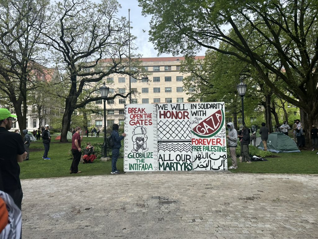 HAPPENING NOW: over a hundred students have launched the UCHICAGO POPULAR UNIVERSITY FOR GAZA, a palestine solidarity encampment, on the main quad 🔥🔥