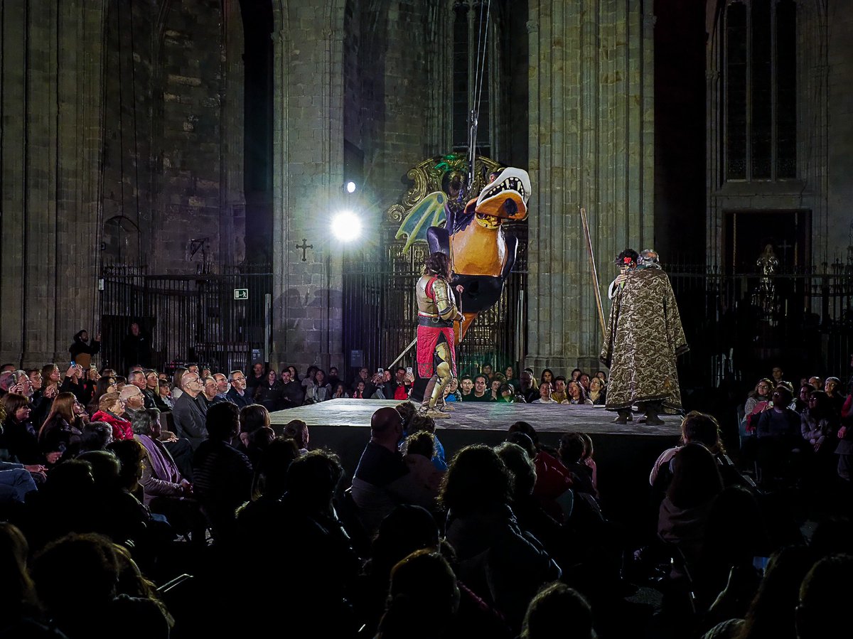 La llegenda de Sant Jordi escenificada divendres passat en el marc incomparable de la nostra Catedral va ser un bon colofó a una de les festes religioses i cíviques més tradicionals. (Fotografia: Pere Quevedo)