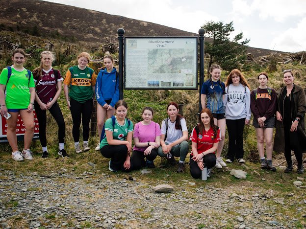 🤩☀️ Summit Sisters Week 1 ⛰️🌳 We had a fab day on the trails of Mushermore last week as we launched a new initiative with @MountainIrl & @MillstreetCS 🥾🙋🏼‍♀️ The first session involved a leisurely hike incorporating photography skills and a workshop enroute 📸 1/2