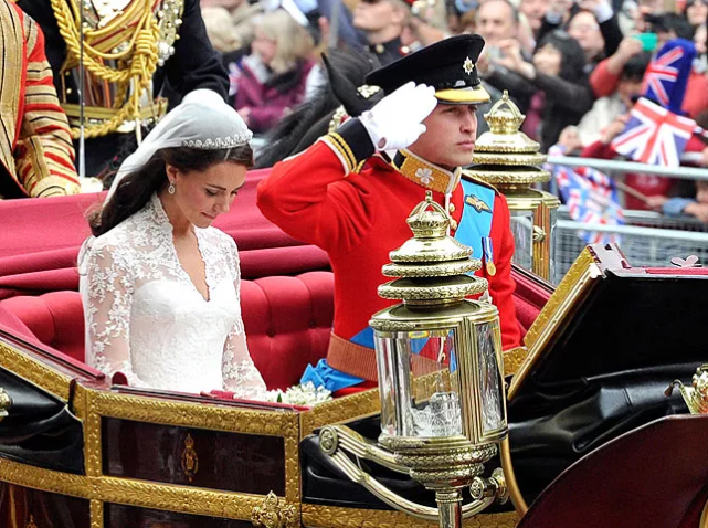 Protocol ♥️♥️♥️♥️

Riding past the Cenotaph once more, William pays his respects with a salute while Kate bows her head.