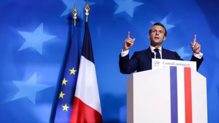 صرح ماكرون أن الأسلحة النووية الفرنسية يجب أن تكون جزءًا من النقاش الدفاعي الأوروبي. وأنه يعتقد أن الأسلحة النووية الفرنسية يجب أن تصبح جزءاً من إطار الدفاع الجماعي للاتحاد الأوروبي. وفرنسا هي الدولة الوحيدة في الاتحاد الأوروبي التي تمتلك أسلحة نووية
