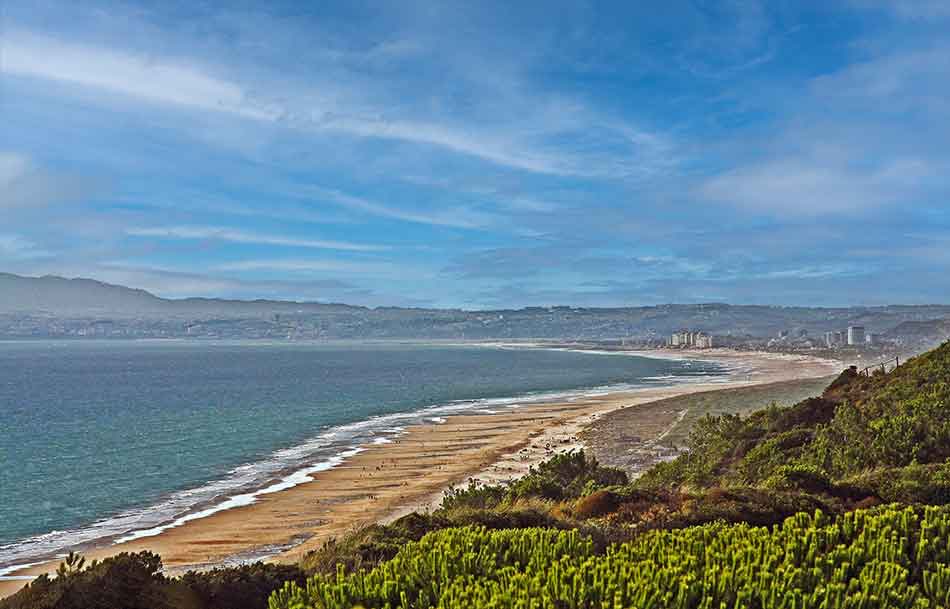 Lisbon's visitors are spoilt for choice when it comes to finding a long sandy beach; portugaltravelguide.com/costa-da-capar…