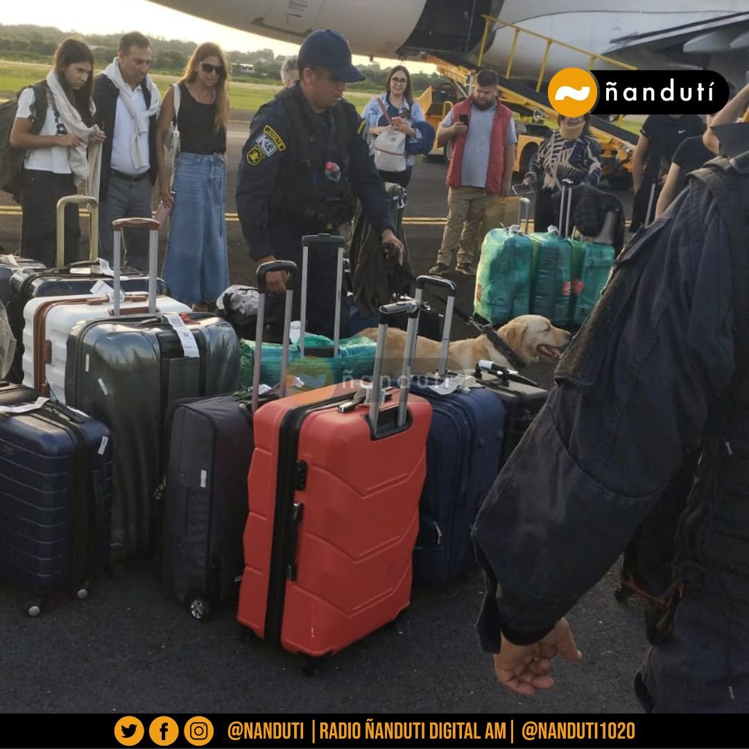En el vuelo de ayer de JetSMART entre Asunción 🇵🇾 y Buenos Aires 🇦🇷, un pasajero argentino de 58 años le dijo a la tripulación que llevaba una bomba (de acuerdo con diferentes reportes). Después de revisar a los 152 pasajeros y no encontrar ningún explosivo a bordo, la aeronave,…