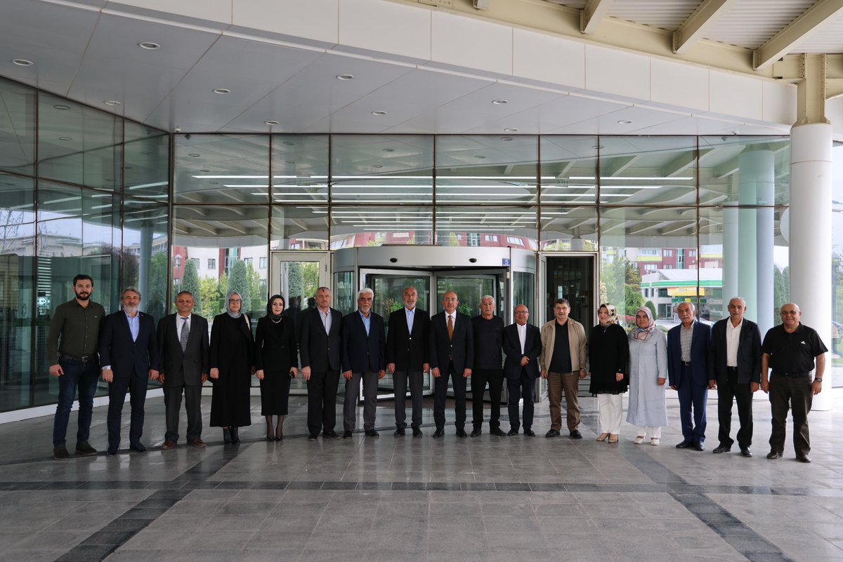 MustafaKavus's tweet photo. AK Parti Konya İl Başkanımız @HasanAngiHA ve il yönetim kurulu üyelerimize değerli ziyaretleri için teşekkür ediyorum.

Şehrimize hizmet için hep birlikte var gücümüzle çalışmaya devam edeceğiz. https://t.co/TIG0jDaGnL