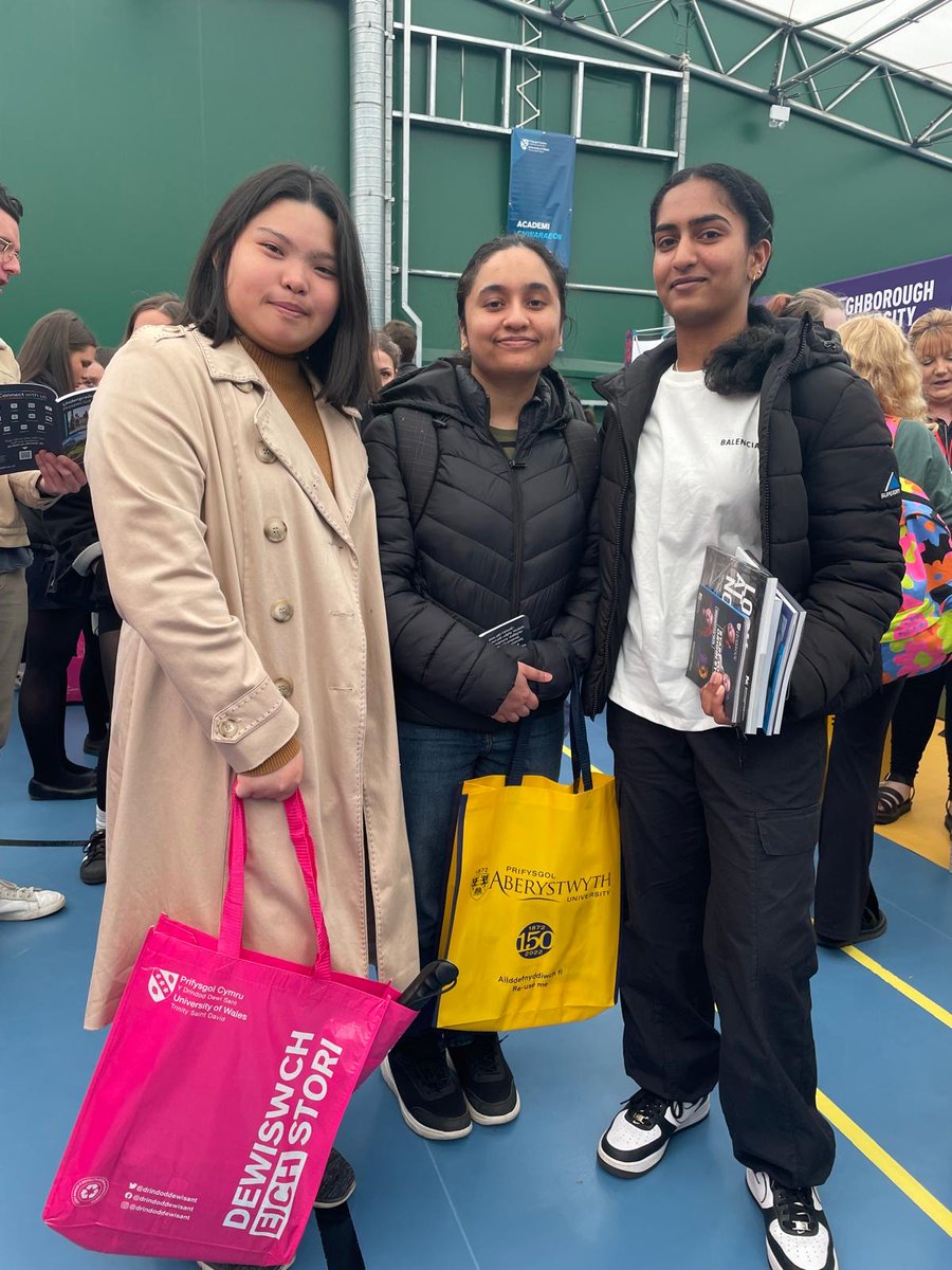 Last week, our pupils attended the UCAS Discovery Event at UWTSD Carmarthen. They gained insights into various university options and engaged in educational experiences, including an immersive lecture theatre and a VR workshop. 1/2