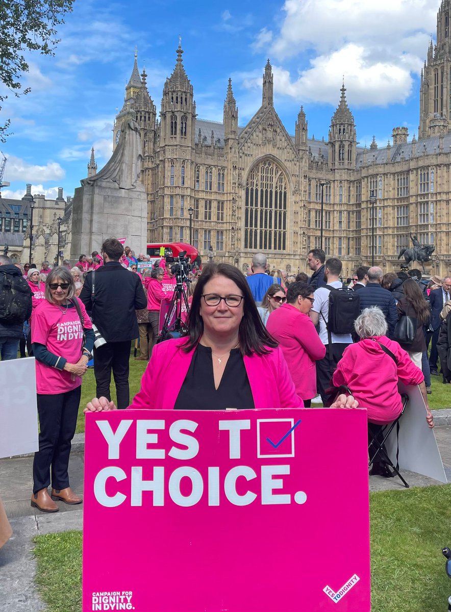 A real presence was felt outside Parliament today as supporters of @dignityindying came together to reiterate the urgent need for a more compassionate law on assisted dying. I will be speaking in this evening's debate on assisted dying. Watch here👇 parliamentlive.tv/Event/Index/b3…