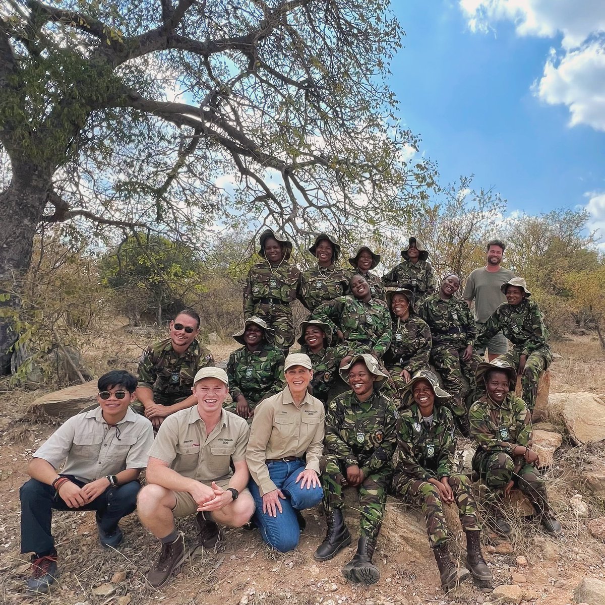 With some legends of conservation… the @blackmambasapu. We’re proud to support their anti-poaching efforts and community awareness. 🦏 These women are incredible role models for so many young people!