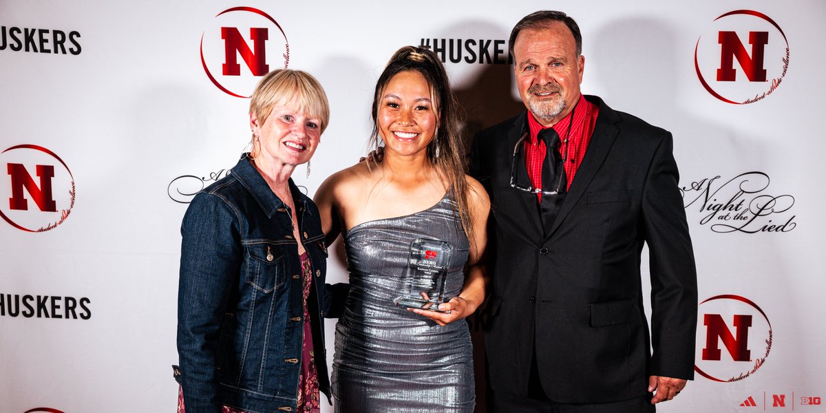 One more moment for A Night at the Lied! 🏆 Most Outstanding Female Student-Athlete, @billieandrews 📚 Outstanding Scholar Award recipients, @sydneygray_2 & @AbbieSquier ⭐️ Sam Foltz 27 Hero Leadership Award recipients, @KatelynCaneda & @AbbieSquier