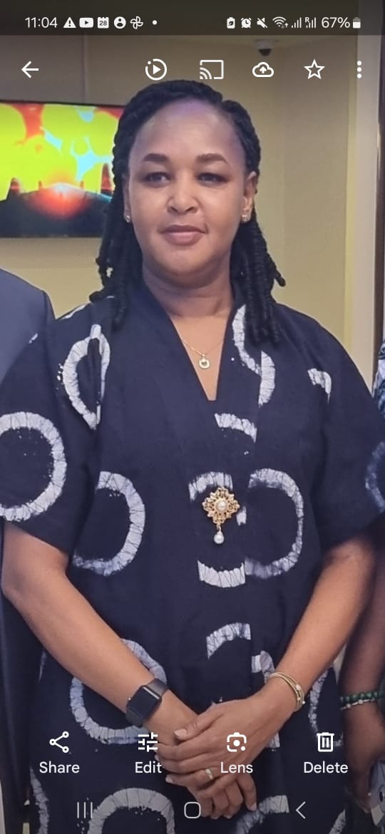 Whn African leaders walk the talk of promoting #MadeInAfrica #IntraAfrica trade, this is how it is translated.
Thanks to Ambassador @RMbabazi Rwanda Ambssador in Benin for swagging this beautiful kimono entierely #MadeInBenin; from the Cotton to the designing by @KouleursdAfrik
