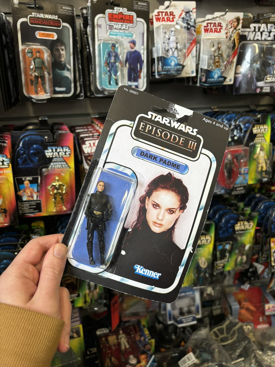 Found this weird ass knock off ‘Dark Padme’ Star Wars figure in one of my favourite vintage toy stores and I actually regret not picking her up 😭 Might have to go back and get her lmao